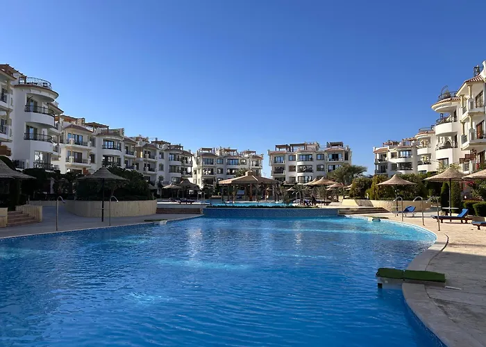 شقة Hills - Lovely With Pool View And Free Access *